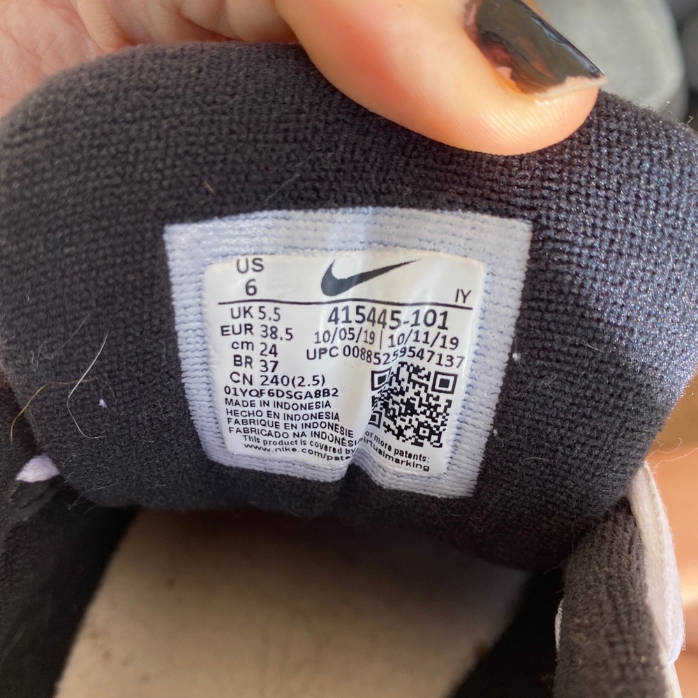 Nike shoes - Picture 5 of 5